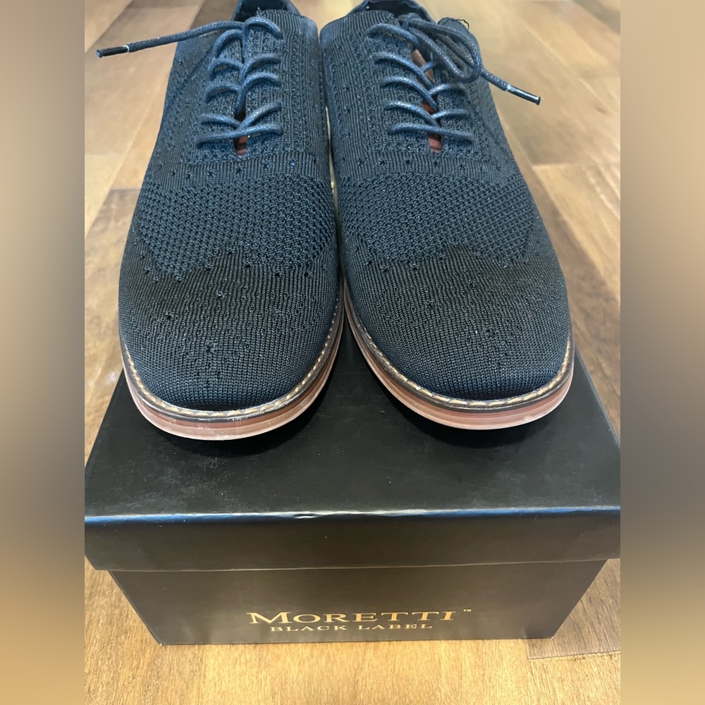Moretti โAshlandโ shoes with trendy mesh top and red soles. - Picture 6 of 8